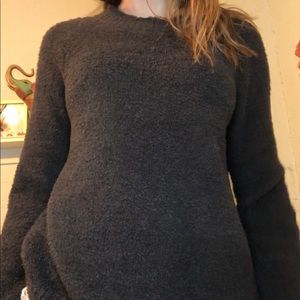 grey long sleeve sweat shirt